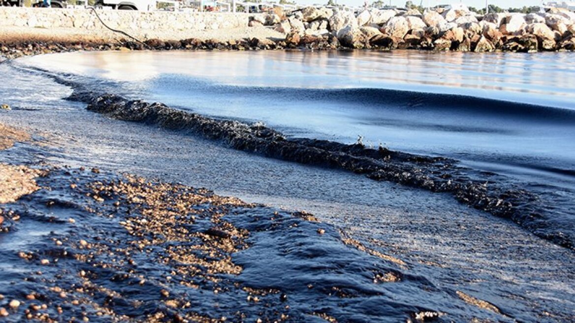 Σαρωνικός: Η ανακοίνωση της εταιρείας που ανέλαβε την απορρύπανση από την πετρελαιοκηλίδα